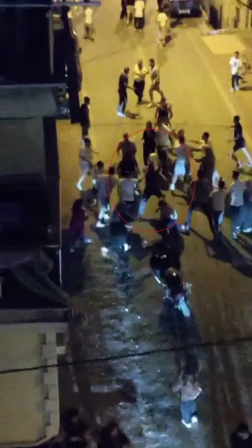 Esenyurt’ta iki aile arasında gürültü kavgası: Polisin motosikletteki kaskını alıp komşusuna saldırdı
