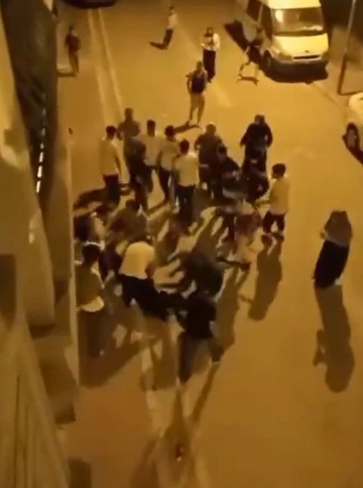 Esenyurt’ta iki aile arasında laf atma tartışması kavgaya dönüştü: O anlar cep telefonu kamerasında
