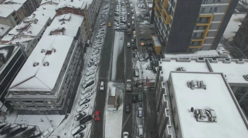Esenyurt&rsquo;ta kar yağışı etkili oluyor, beyaza b&uuml;r&uuml;nen b&ouml;lge havadan g&ouml;r&uuml;nt&uuml;lendi
