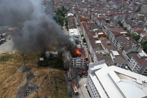 Esenyurt&rsquo;ta korkutan &ccedil;atı yangını: 4 binanın &ccedil;atısına sı&ccedil;radı

