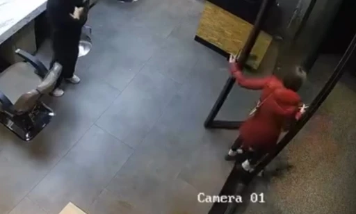 Esenyurt’ta kuaförde işlem yaptıran kadın ’kartımı arabada unuttum’ bahanesiyle kaçtı
