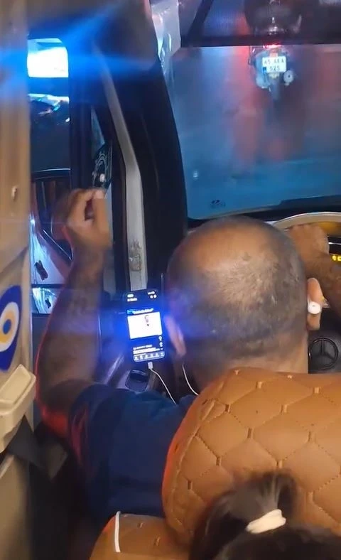 Esenyurt&rsquo;ta minib&uuml;s şof&ouml;r&uuml;n&uuml;n seyir halindeyken video izlediği anlar kamerada
