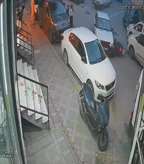 Esenyurt’ta motosiklet araca çarptı, o anlar kamerada