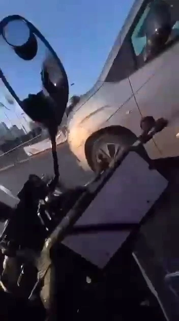 Esenyurt’ta motosiklet sürücüsünün ölümden döndüğü kaza kamerada
