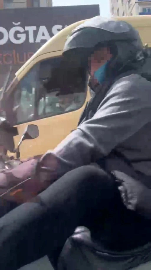 Esenyurt’ta motosikletli maganda kamerada: Otomobili tekmeledi, aynasını kırdı
