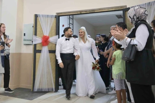 Esenyurt’ta Roman çiftlere düğün havasında toplu nikah töreni
