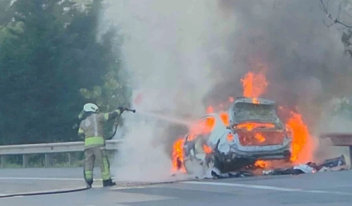 Esenyurt&rsquo;ta seyir halindeki otomobil alev alev yandı
