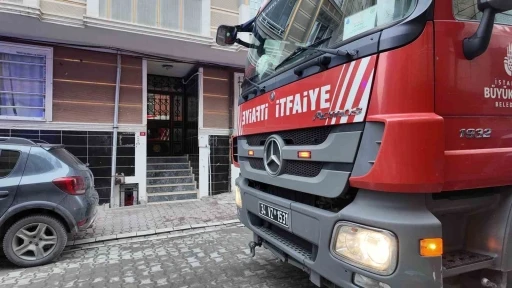 Esenyurt&rsquo;ta sinir krizi ge&ccedil;iren kadın bir otomobilin &uuml;zerine &ccedil;ıkarak zıpladı: O anlar kamerada
