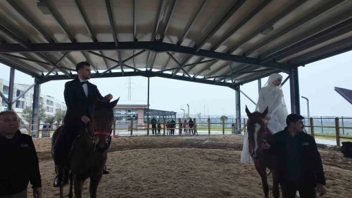 Esenyurt&rsquo;ta sıra dışı nikahta gelin ve damat at &uuml;st&uuml;nde d&uuml;nya evine girdi
