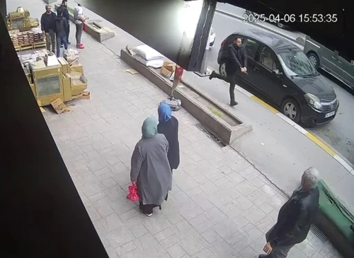 Esenyurt’ta sokak ortasında kurşun yağdıran zanlının kaçışı kamerada
