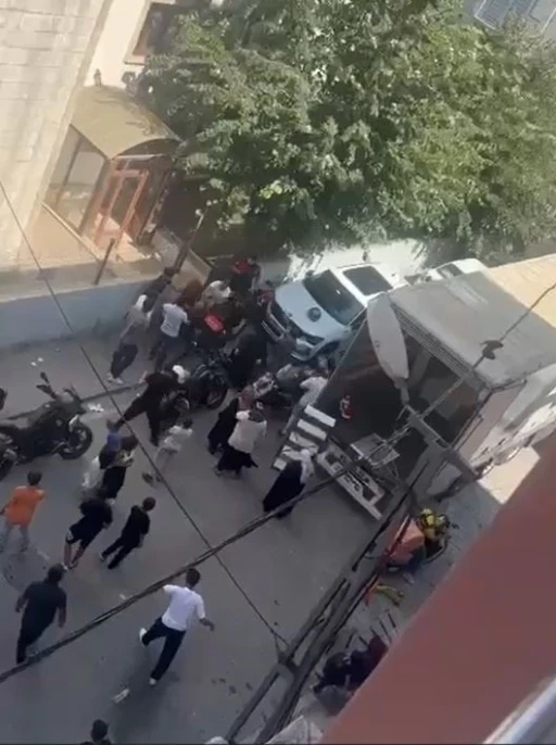 Esenyurt’ta şüphe üzerine polisin durdurduğu şahıs ve ailesi ortalığı karıştırdı: O anlar kamerada

