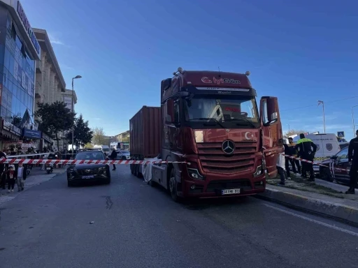 Esenyurt&rsquo;ta tırın &ccedil;arptığı kadın hayatını kaybetti
