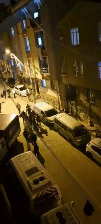 Esenyurt’ta vatandaşlar uyuşturucu satıcılarının peşine düştü: O anlar kamerada
