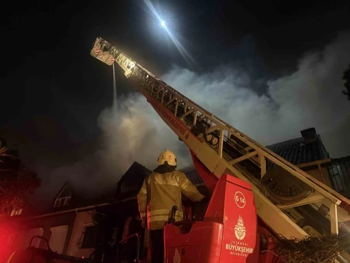 Esenyurt&rsquo;ta villanın &ccedil;atı katındaki yangın bitişiğindeki eve sı&ccedil;radı
