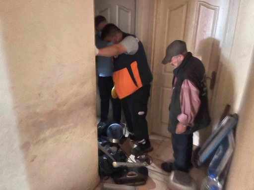 Esenyurt’ta yaşlı adamın çöp evi 4’üncü kez boşaltıldı
