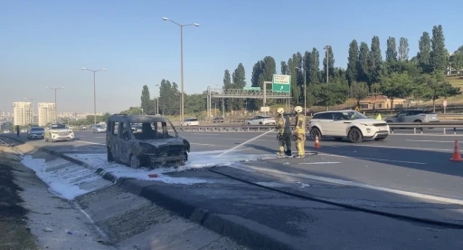 Esenyurt TEM Otoyolu&rsquo;nda hafif ticari ara&ccedil; alev alev yandı
