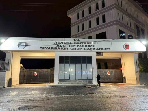 Eşi ile uygunsuz şekilde yakaladığı adama kurşun yağdırdı: 1 &ouml;l&uuml;, 1 yaralı
