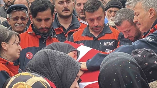 Eşi tabutuna son kez sarıldı, babası namazını kıldırdı: AFAD personeline h&uuml;z&uuml;nl&uuml; veda
