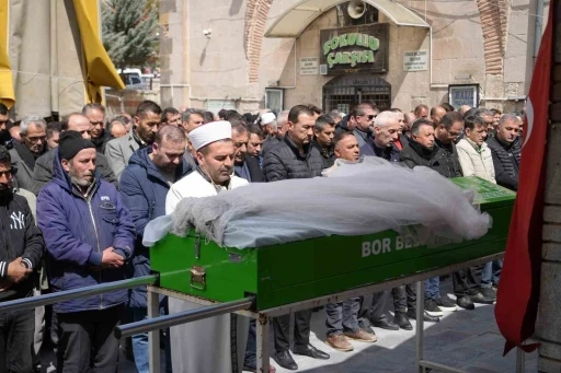 Eşi tarafından bı&ccedil;aklanan 3 &ccedil;ocuk annesi kadın son yolculuğuna uğurlandı
