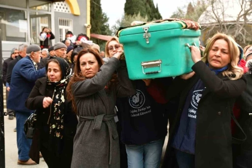 Eşi tarafından &ouml;ld&uuml;r&uuml;len kadının tabutunu kadınlar taşıdı
