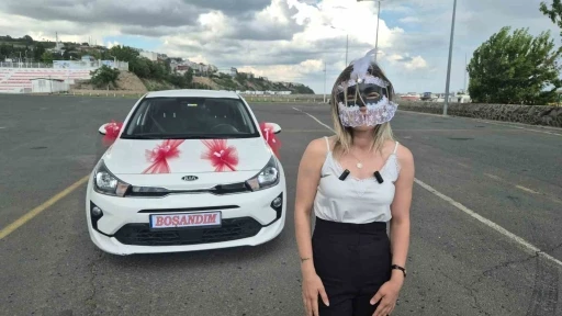 Eşinden boşandı sokakta maskeli kutlama yaptı
