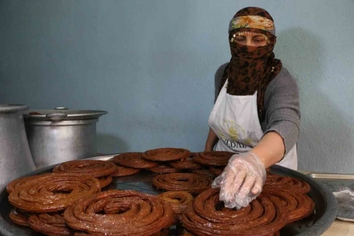 Eşine destek olup 15 metrekarelik d&uuml;kkanda kadınların g&uuml;c&uuml;n&uuml; g&ouml;steriyor
