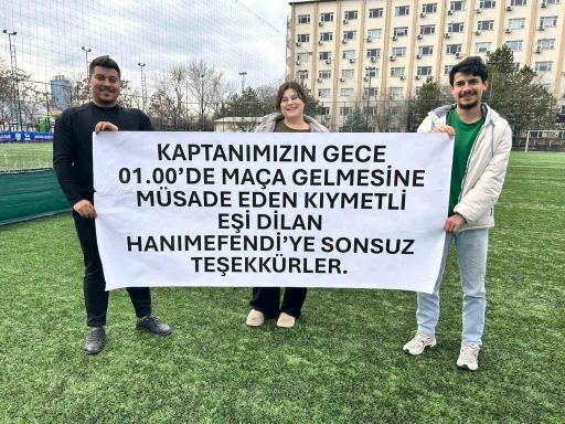 Eşine halı saha izni veren kadına pankartlı teşekk&uuml;r
