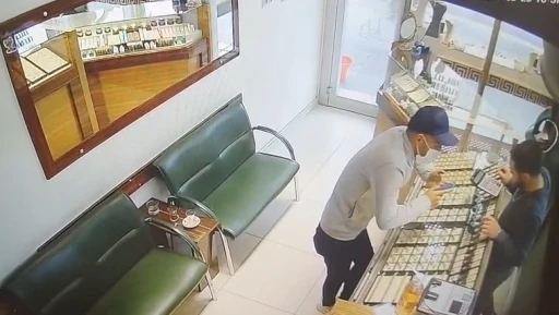 Eşine s&uuml;rpriz bahanesiyle girdiği kuyumcudan pırlanta &ccedil;alan şahıs yakalandı
