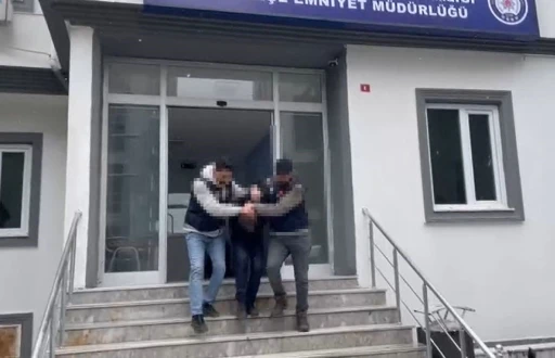 Eşini, &ccedil;ocuklarının g&ouml;z&uuml; &ouml;n&uuml;nde bı&ccedil;aklayarak &ouml;ld&uuml;ren adam adliyeye sevk edildi