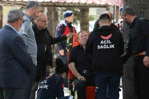 Eşinin cenazesinde fenalaştı, sağlık&ccedil;ılar m&uuml;dahale etti
