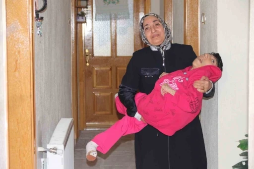 Eşinin &quot;Ne haliniz varsa görün&quot; diyerek terk ettiği kadın 33 yıldır engelli kızına tek başına bakıyor
