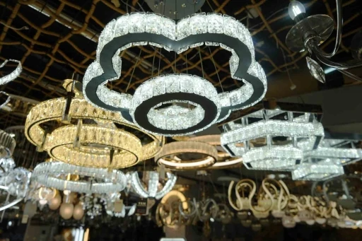 Eski avizeler teknolojiye yenildi: Yeni evlenen çiftler LED avizeleri tercih ediyor
