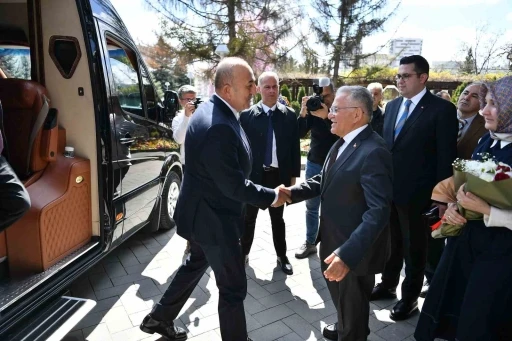 Eski bakan &Ccedil;avuşoğlu: "Kayseri, d&uuml;nyaya &ouml;rnek bir şehir"
