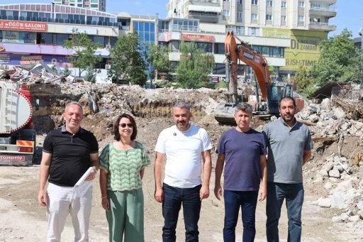 Eski belediye binasının yerine yeni kent meydanı geliyor

