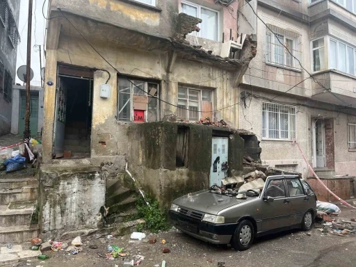 Eski binanın balkonundan d&uuml;şen beton par&ccedil;aları bir otomobili kullanılamayacak hale getirdi
