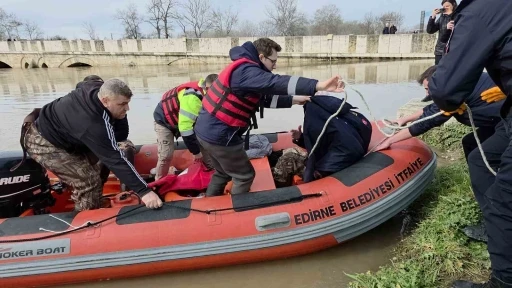 Eski Edirne Belediye Başkanı Hamit Sedef&ccedil;i botla bah&ccedil;esinden tahliye edildi
