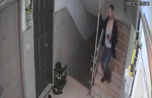 Eski eşine vahşeti yaşatan şahsın olay sonrası ka&ccedil;ma anları kamerada
