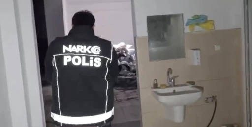 Eski fabrika binasını uyuşturucu imalathanesine &ccedil;evirmiş: 130 kilo uyuşturucu ele ge&ccedil;irildi
