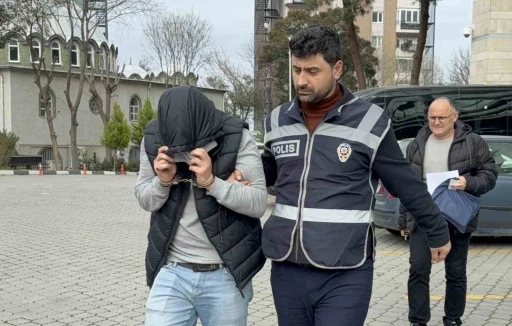 Eski karısının bı&ccedil;ak tehdidiyle cep telefonunu gasp etti
