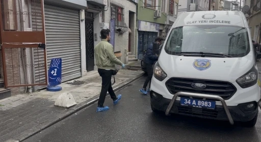 Eski kız arkadaşının evinde g&ouml;rd&uuml;ğ&uuml; adamı bı&ccedil;akladı