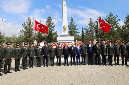 Eski KKTC Cumhurbaşkanı Tatar, Şanlıurfa&rsquo;nın kurtuluşunun 106. yıl d&ouml;n&uuml;m&uuml; t&ouml;renine katıldı
