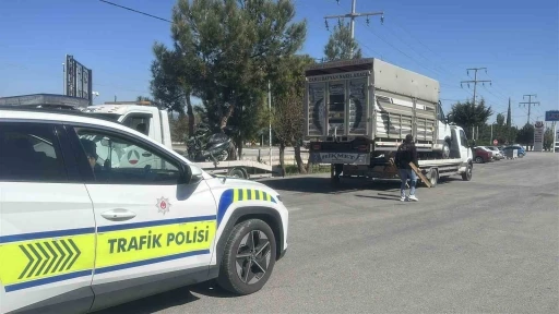 Eski plakasını kamyonetine taktı, 140 bin lira cezadan ka&ccedil;amadı
