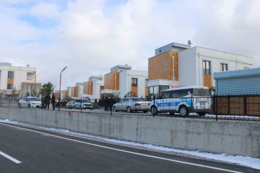 Eski ve yeni erkek arkadaşlar arasında bı&ccedil;aklı kavga: 1 yaralı
