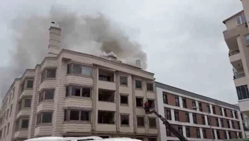 Eskiden otel olarak kullanılan binada &ccedil;ıkan yangın korkuttu
