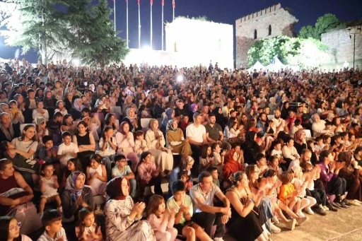Eskihisar Kalesi &ccedil;ocukların neşesiyle şenlendi
