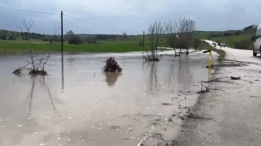 Eskipazar&rsquo;da dolu ve sağanak etkili oldu, dere taştı
