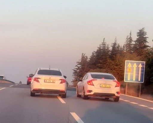 Eskişehir- Bursa yolunda birbirini sıkıştıran 2 ara&ccedil; trafiği tehlikeye attı

