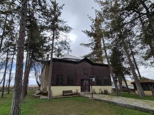 Eskişehir&rsquo;de 129 yıllık tarihi cami bakımsızlıktan bu hale geldi
