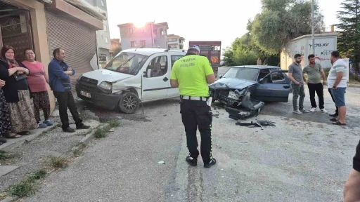 Eskişehir&rsquo;de 2 ara&ccedil; kafa kafaya &ccedil;arpıştı, faciadan d&ouml;n&uuml;ld&uuml;
