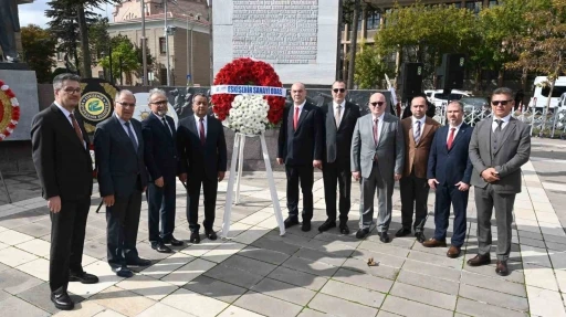 Eskişehir’de 29 Ekim kutlamaları çelenk sunma töreniyle başladı